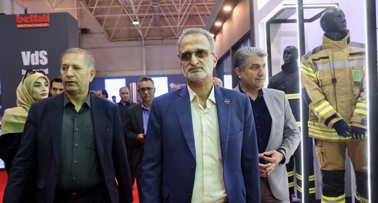 حضور دکتر فدوی، مدیرکل استاندارد تهران از نمایشگاه تجهیزات ایمنی و آتش‌نشانی
