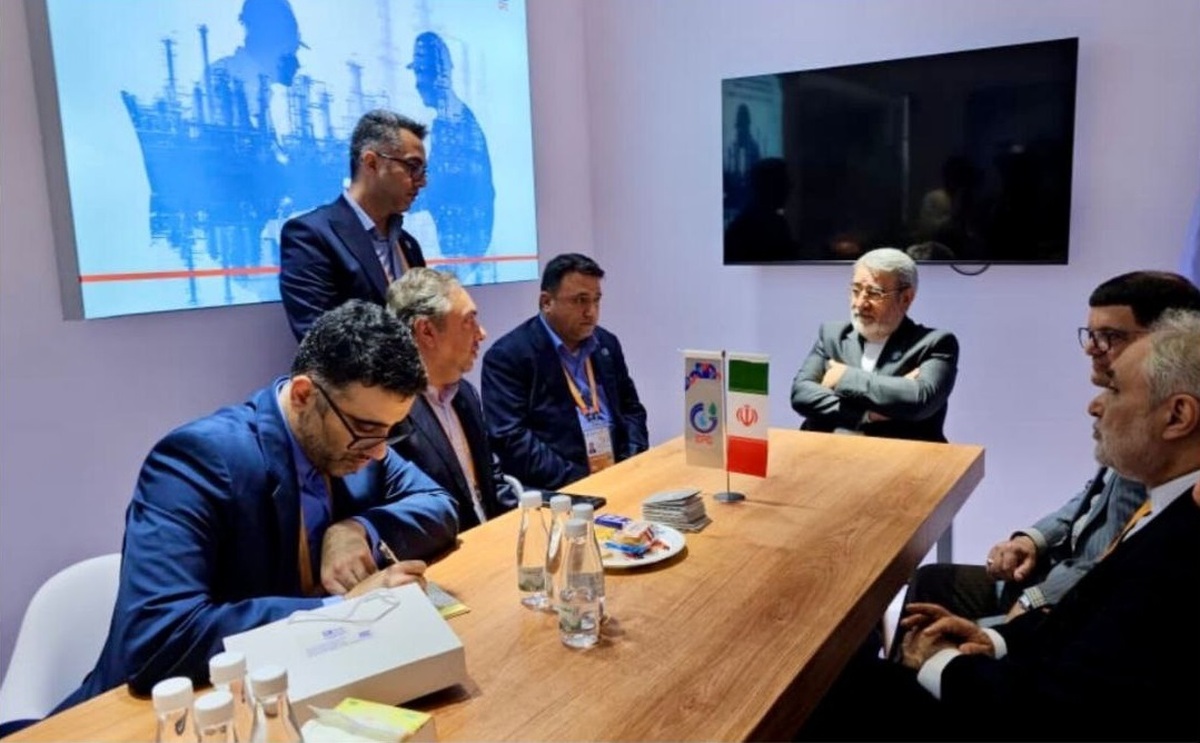 بازدید سفیر ایران در چین از غرفه پتروشیمی زاگرس در نمایشگاه بین‌المللی واردات شانگهای