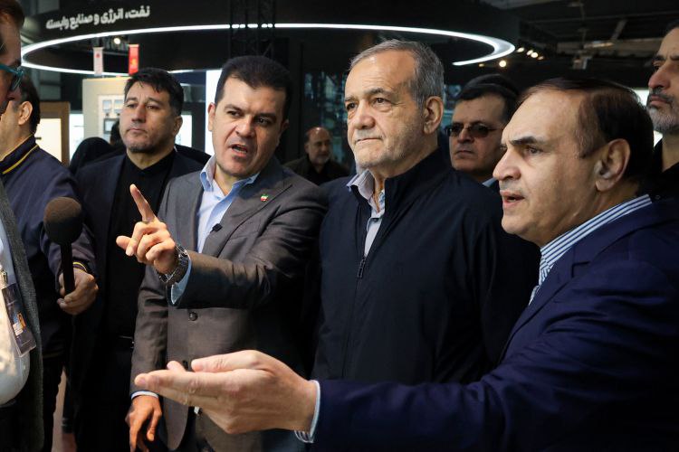 بازدید دکتر مسعود پزشکیان از شانزدهمین نمایشگاه نانو و نخستین نمایشگاه فرّایران