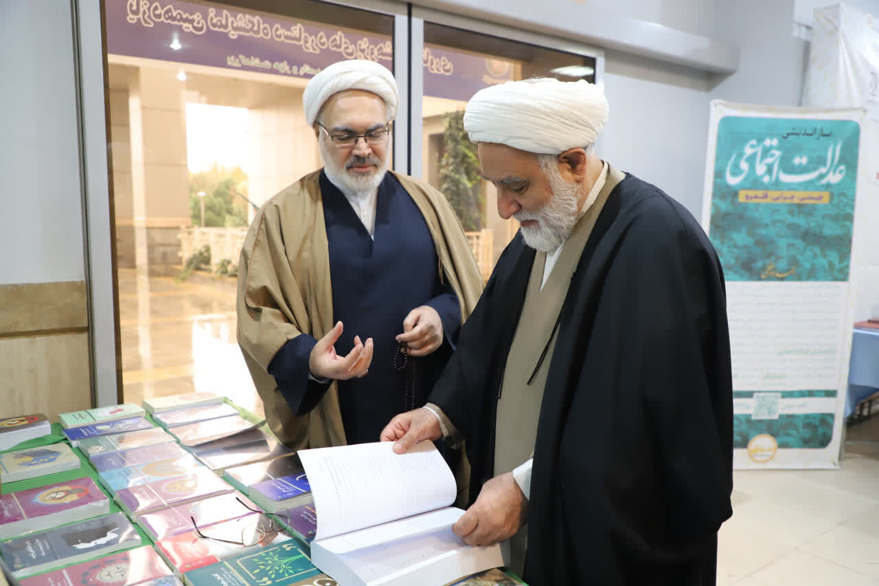 بازدید قائم‌مقام مدیر حوزه‌های علمیه از نمایشگاه هفته پژوهش دفتر تبلیغات اسلامی