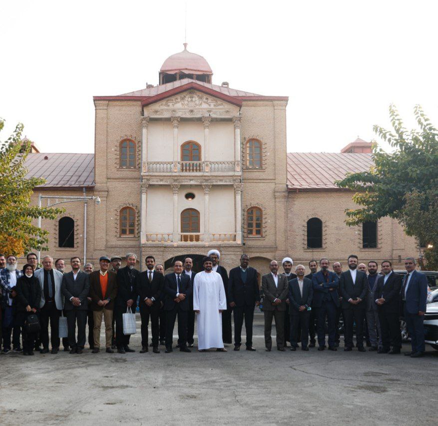 بازدید نمایندگان وزارت خارجه از نمایشگاه عکس ایستادگی برای ایران در دانشگاه هنر