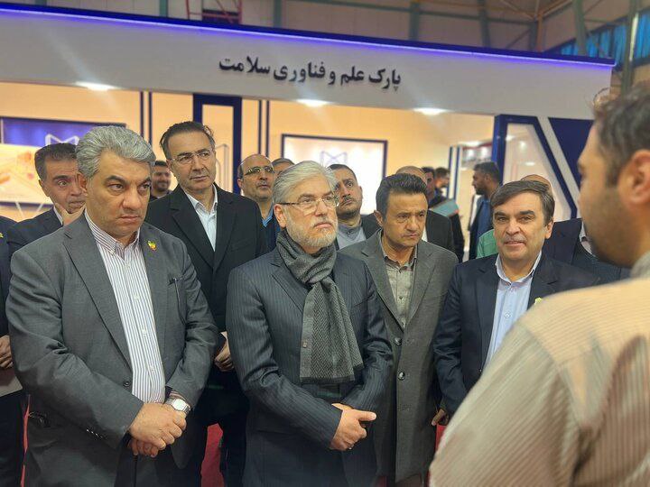 بازدید وزیر علوم از غرفه دانشگاه علمی کاربردی در جشنواره حرکت تبریز